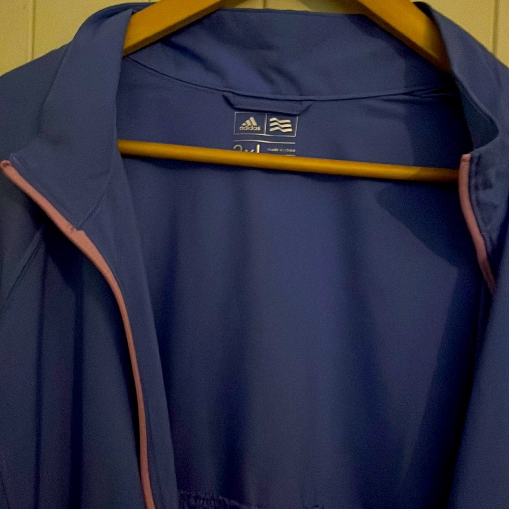 Adidas Women’s lightweight running jacket EUC !! Zipper front inside pockets .